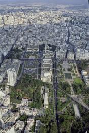 Image du Maroc Professionnelle de  L'espace vert non public à gauche a été rasé au détriment du grand Théâtre de Casablanca privant ainsi le centre ville de l'agrandissement de ses jardin il ne faut  se faire une raison et comprendre qu'il n'ya que le béton qui pousse à Casablanca. Jeudi 10 Novembre 1988. (Photo / Abdeljalil Bounhar)